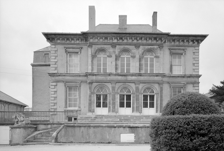 Logis, façade sud sur parc.