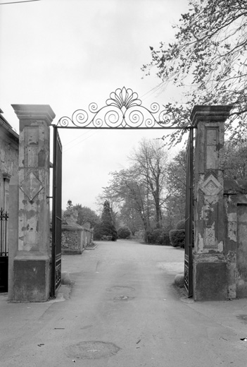 Porte cochère.