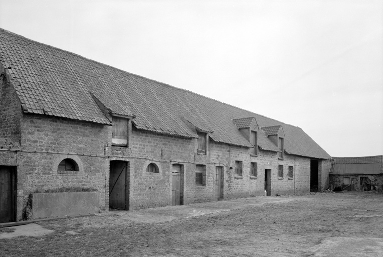 Etable, fenil, vue générale sur cour.