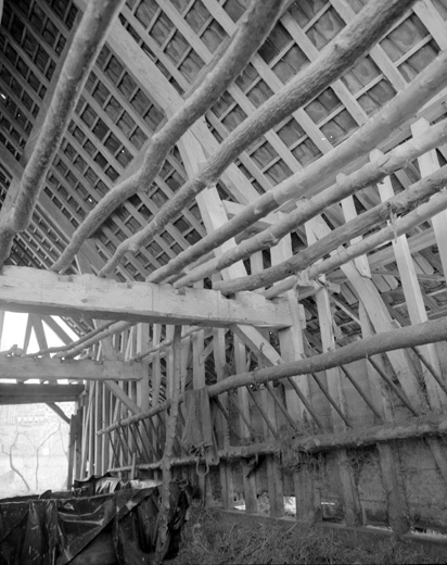 Ferme, hangar, charpente, vue générale intérieure.