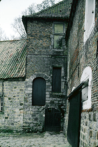 Manoir, temple, façade sur cour.