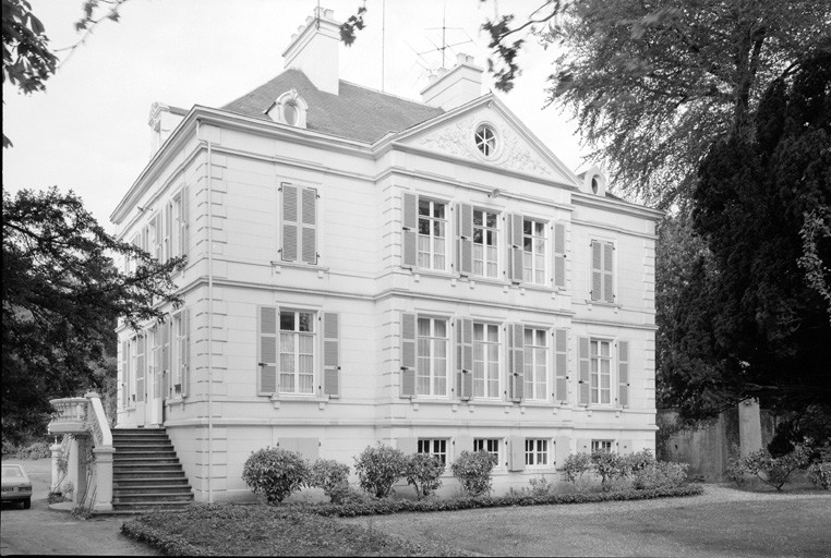 Logis, vue d'angle sur voie.