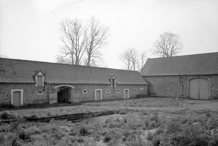 Grange, étable à chevaux, fenil, vue d'angle sur cour.