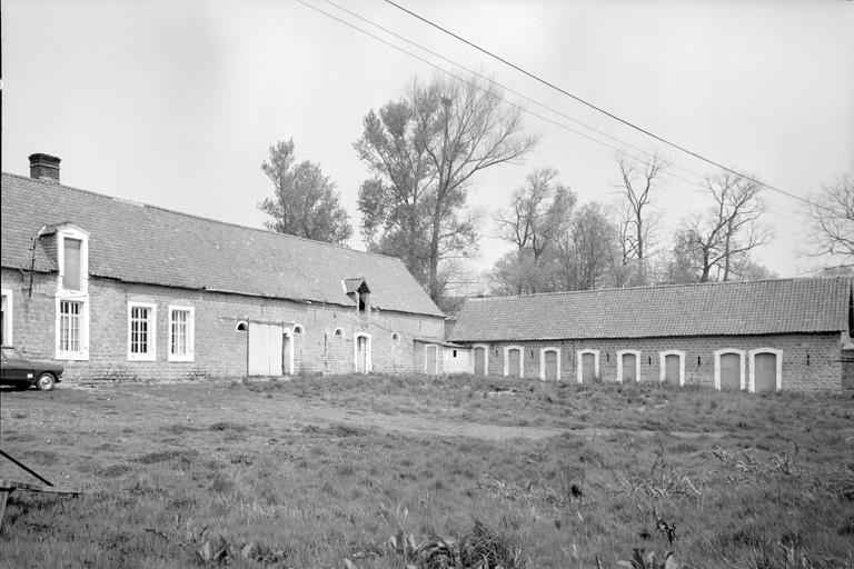 Porcherie, logis, vue d'angle sur cour.