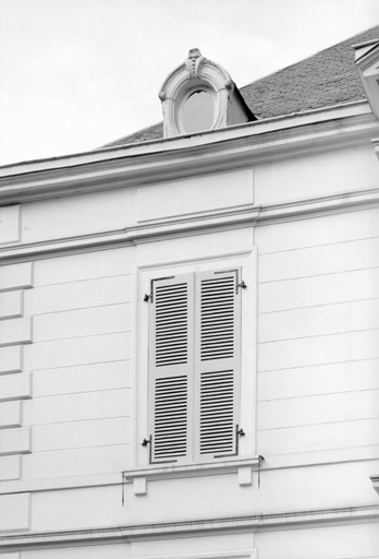 Logis, façade sur voie, baie.