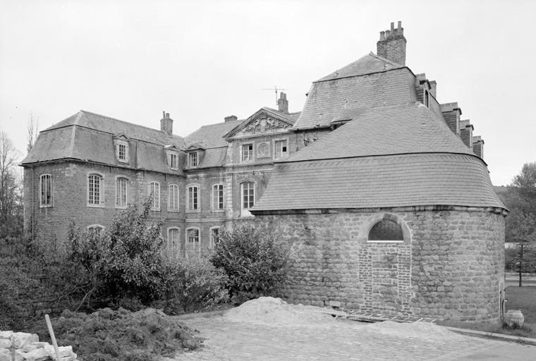 Vue d'ensemble sur cour d'honneur.