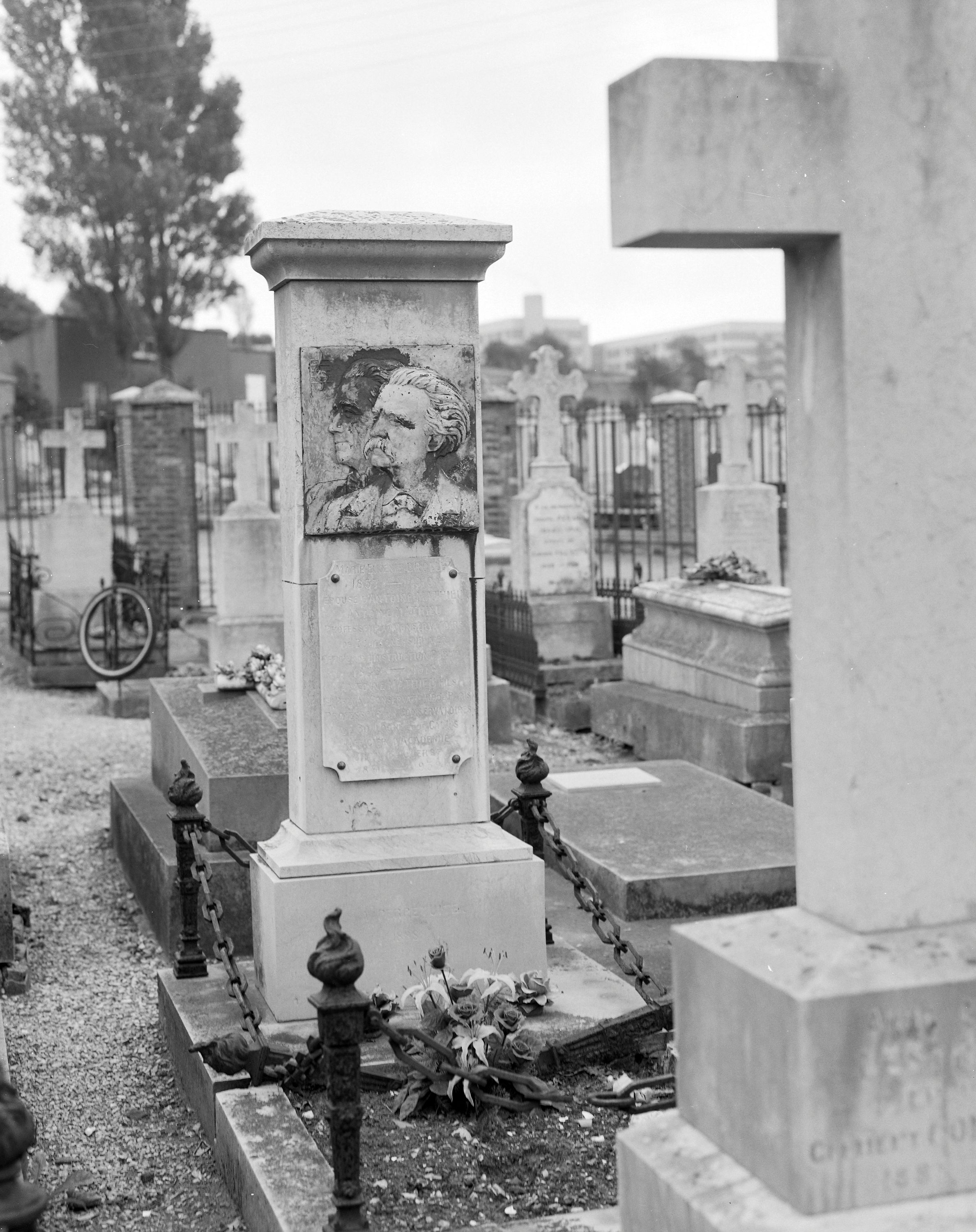 Vue générale du tombeau de la famille Mathieu, père et fils.