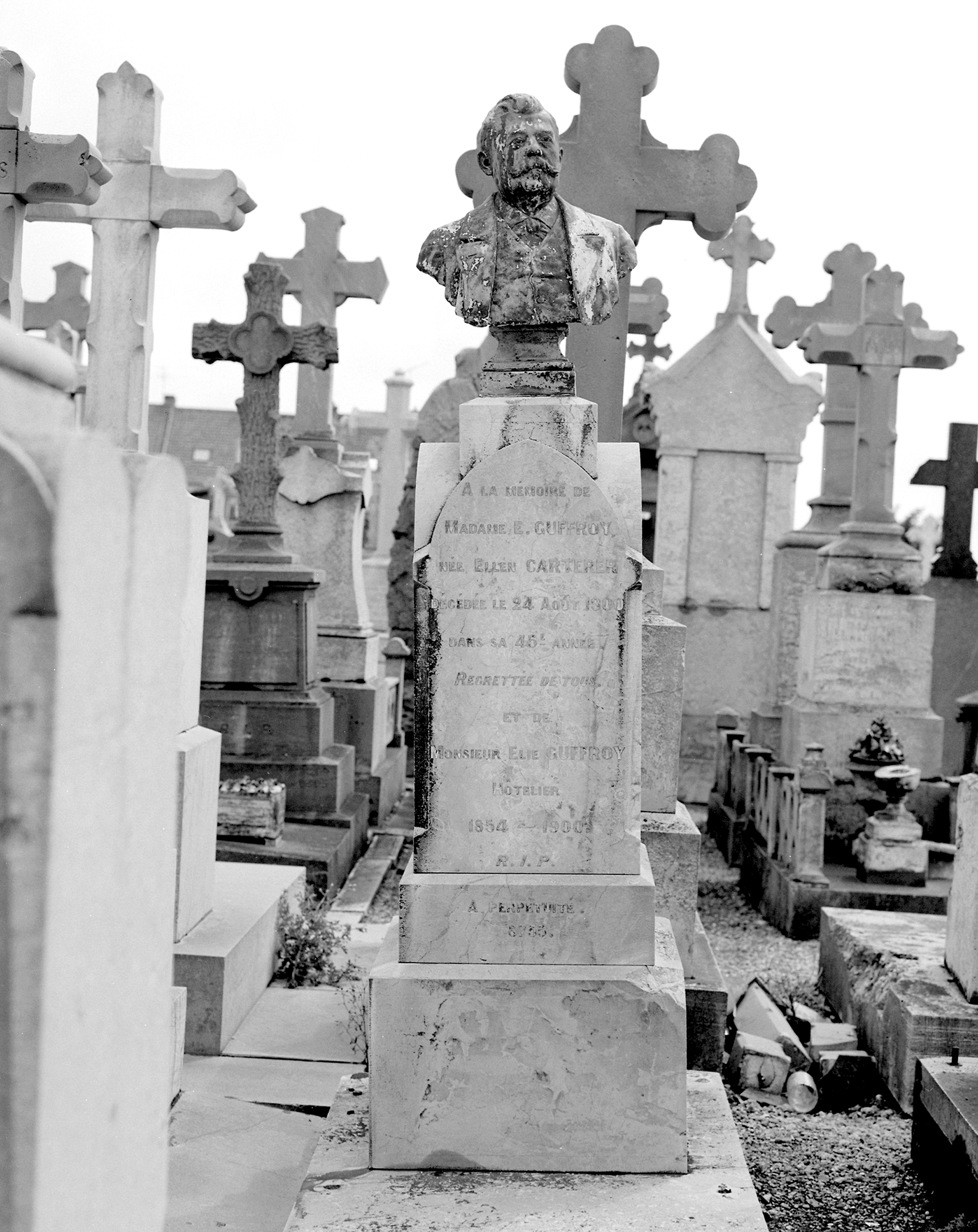 Vue générale du tombeau de la famille Guffroy-Carterer.