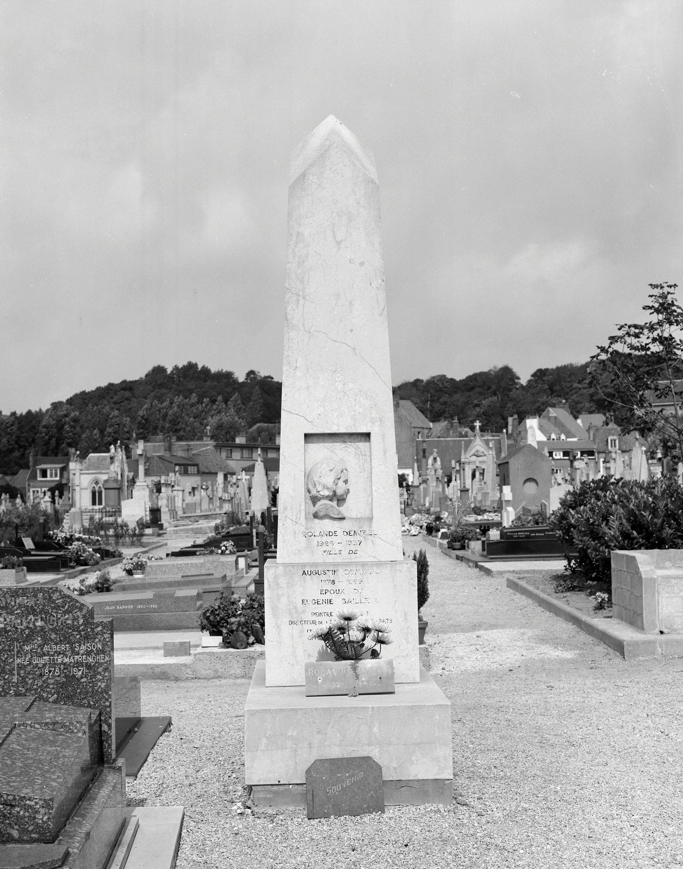 Vue générale du tombeau de la famille Demizel.