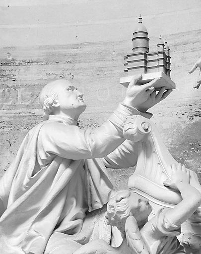 Vue de détail : Monseigneur Haffreingue offrant à la Vierge la maquette de l'église Notre-Dame.