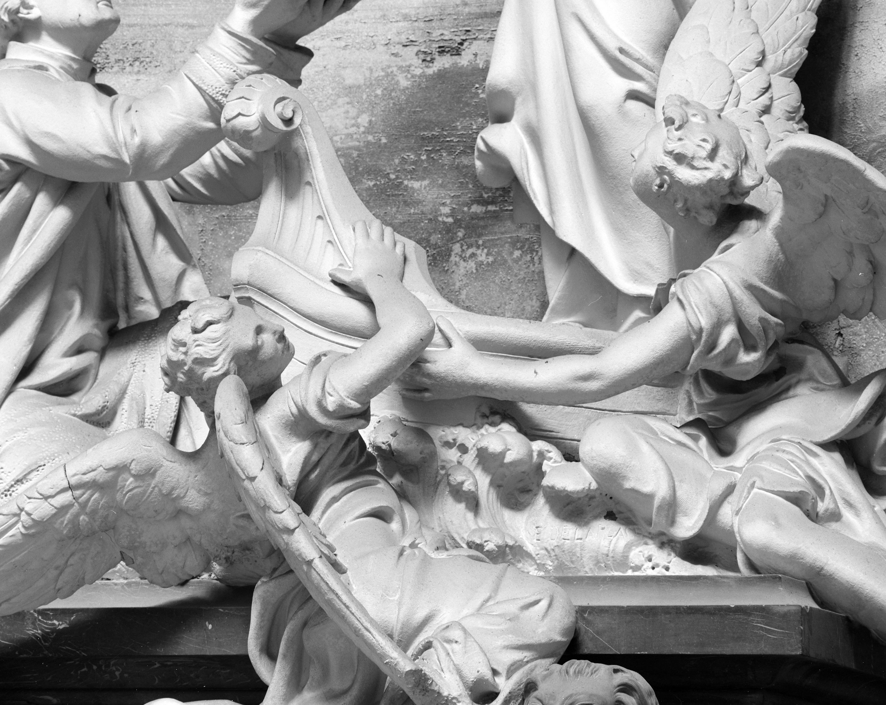 Vue de détail : anges et signature.