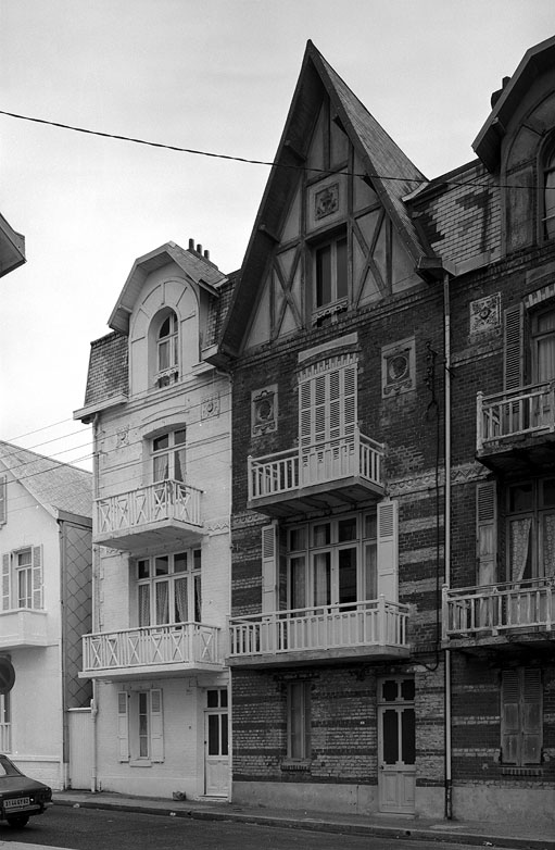 Vue d'ensemble des façades de n° 6 et 8.