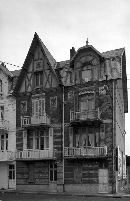 Vue d'ensemble des façades des n° 4 et 6 en 1981.