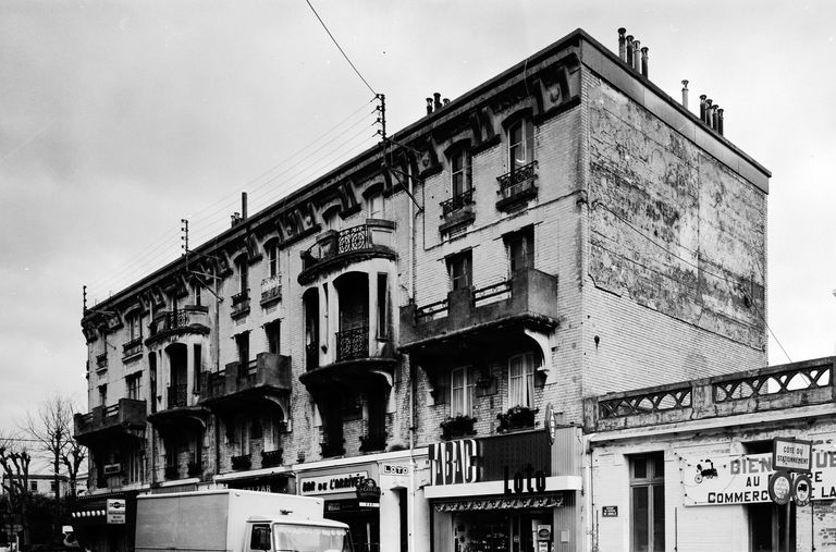 Vue générale de la façade sur l'avenue du Général-de-Gaulle en 1981. ; Vue générale de la façade sur l'avenue du Général-de-Gaulle en 1981.