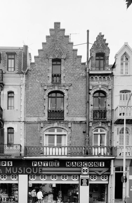 Vue générale de la façade du 23 avenue du Général-de-Gaulle, en 1981.