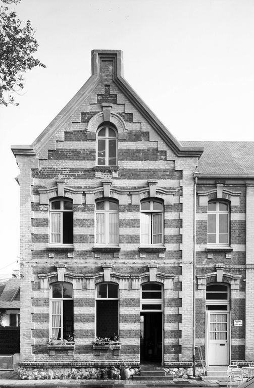 Façade de l'école rue d'Artois en 1981.