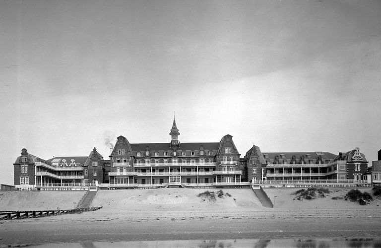 Bâtiments constitutifs de l'établissement primitif, élévations donnant sur la plage, vue d'ensemble prise de face.