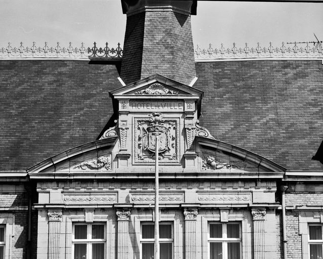 Détail du fronton de la façade principale, en 1981.