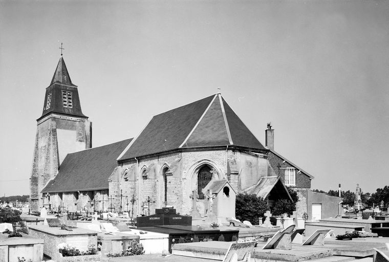 L'église paroissiale saint Jean-Baptiste : vue d'ensemble de trois quarts depuis le sud-est. 