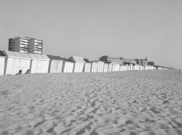 L'alignement de cabines sur la plage.