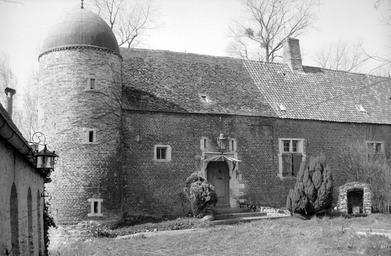 Logis, tour, façade partielle sur cour.