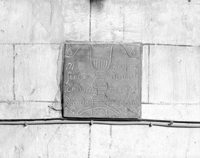 Plaque funéraire du doyen Jacques Senéca