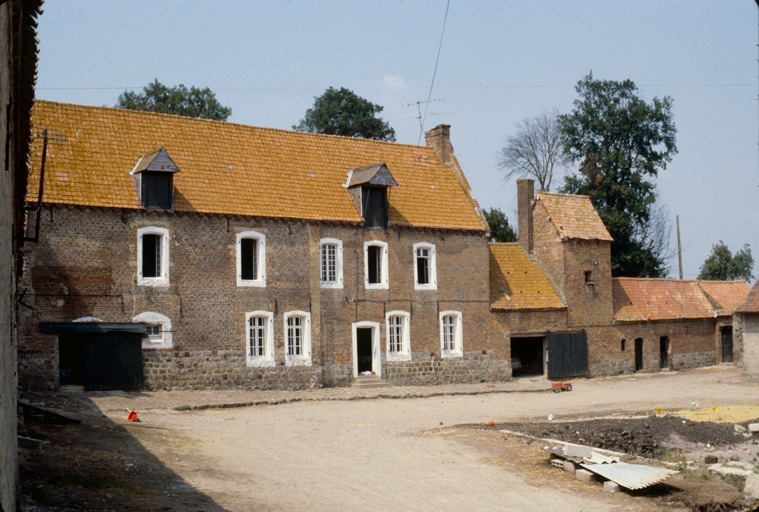 Manoir, logis, pigeonnier. Vue d'ensemble sur cour.