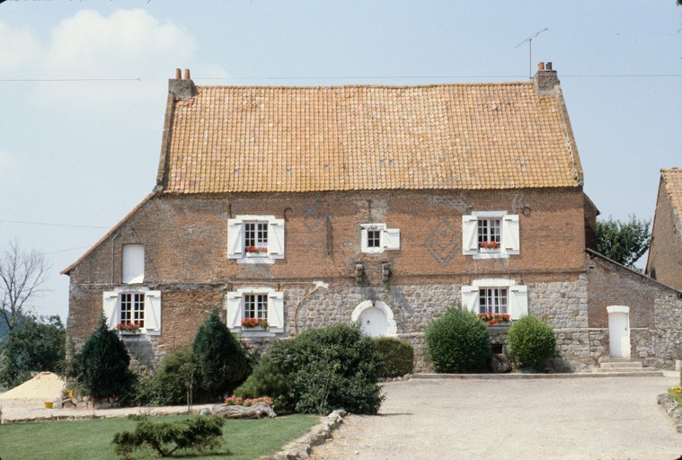 Vue générale sur cour.