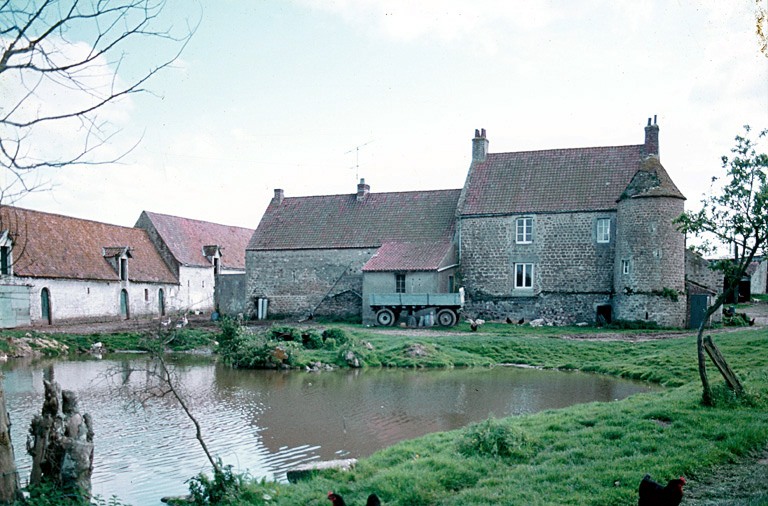 Logis, façade sur prés.