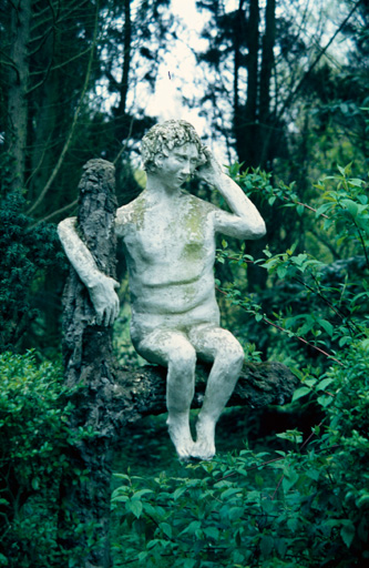 Statue, le penseur, oeuvre détruite. Vue générale.