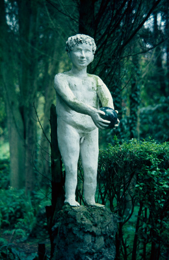 Statue, l'enfant à la boule, oeuvre disparue. Vue générale.