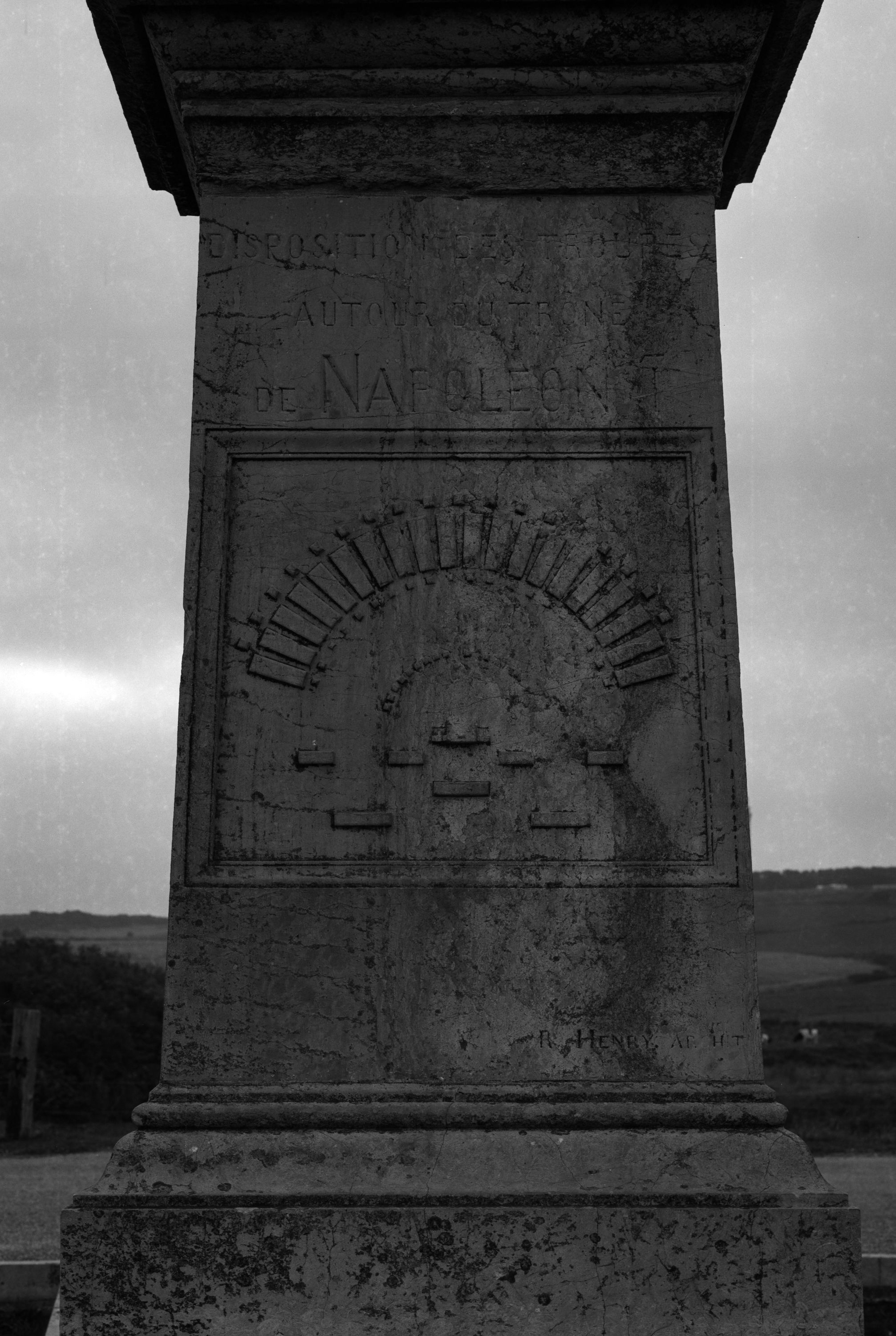 Face ouest partielle, disposition des troupes autour du trône de Napoléon, signature architecte P. Henry.