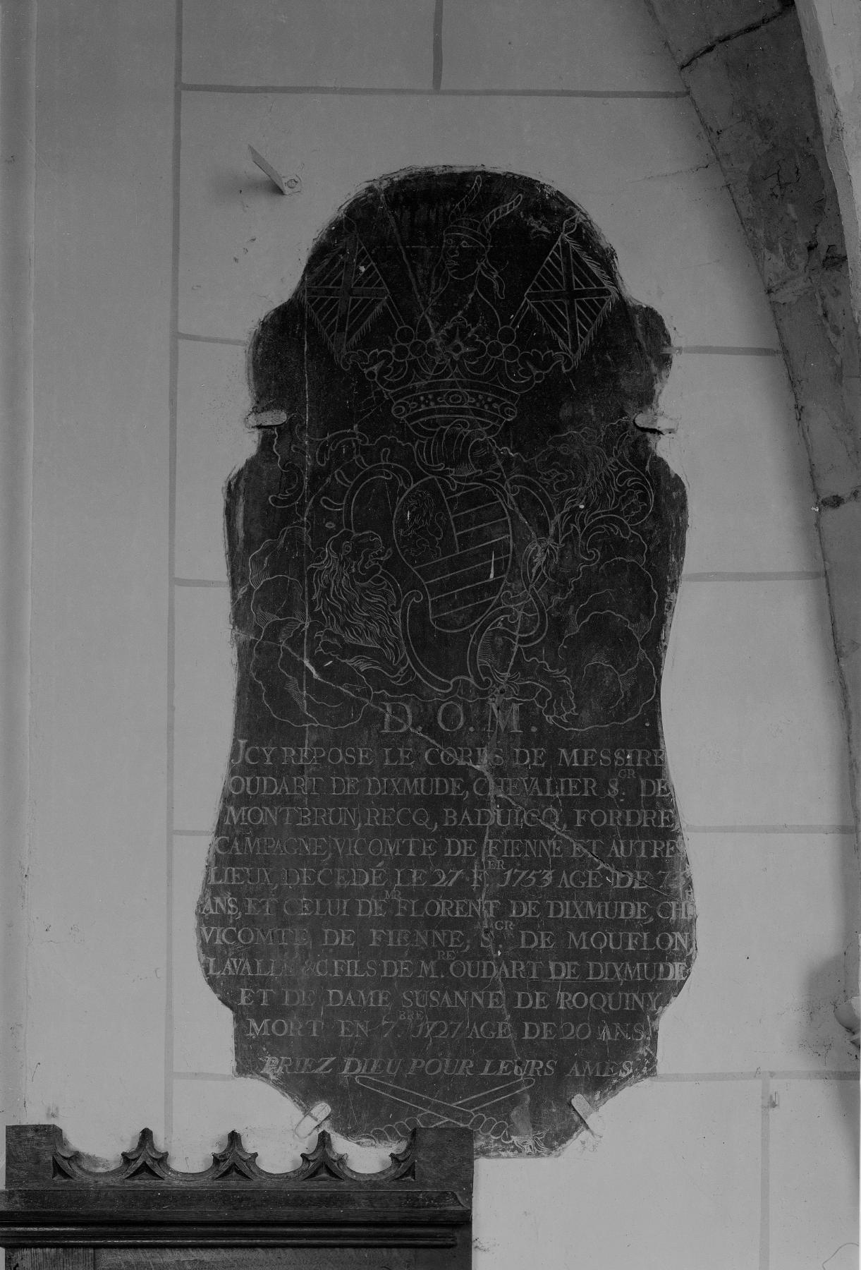 Plaque funéraire Dixmude de Montbrun sur la muraille sud du chœur de l'église Saint-Léger.