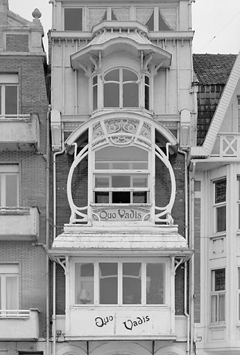 Détail : oriel à trois étage.