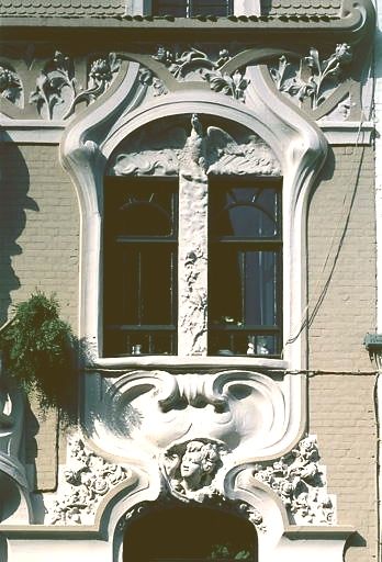 Façade, détail : baie supérieure de la travée de droite.