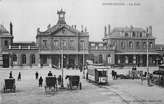 Ancienne gare, façade sur la place.