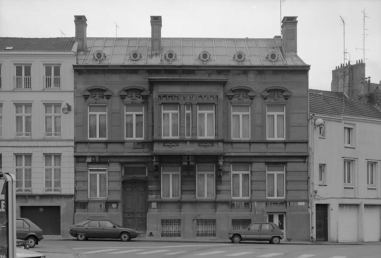 Façade sur place.