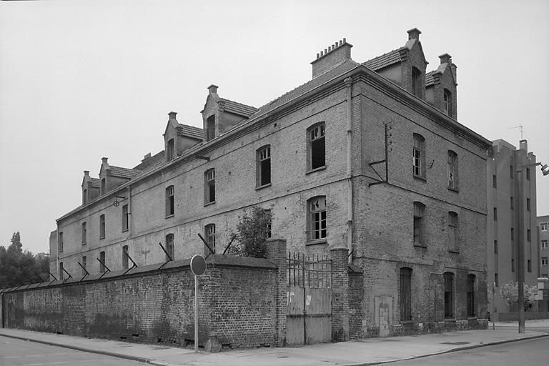 Vue d'ensemble des façades antérieures rue de l'est, prises du nord-est.