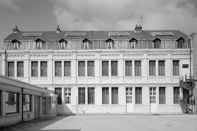 Façade de l'école de filles, sur rue de la Victoire.