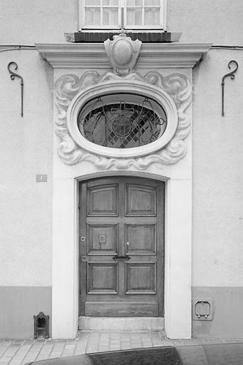 Façade sur la place de la Petite Chapelle, détail : porte.