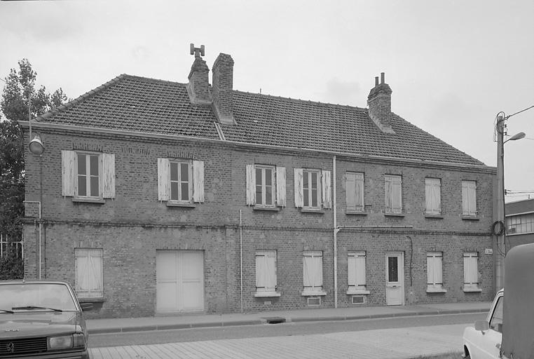 Façade orientée au nord-est, sur la place.