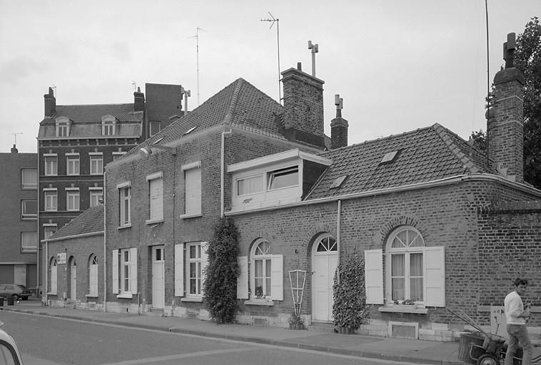 Façade orientée à l'est, sur quai du Risban.