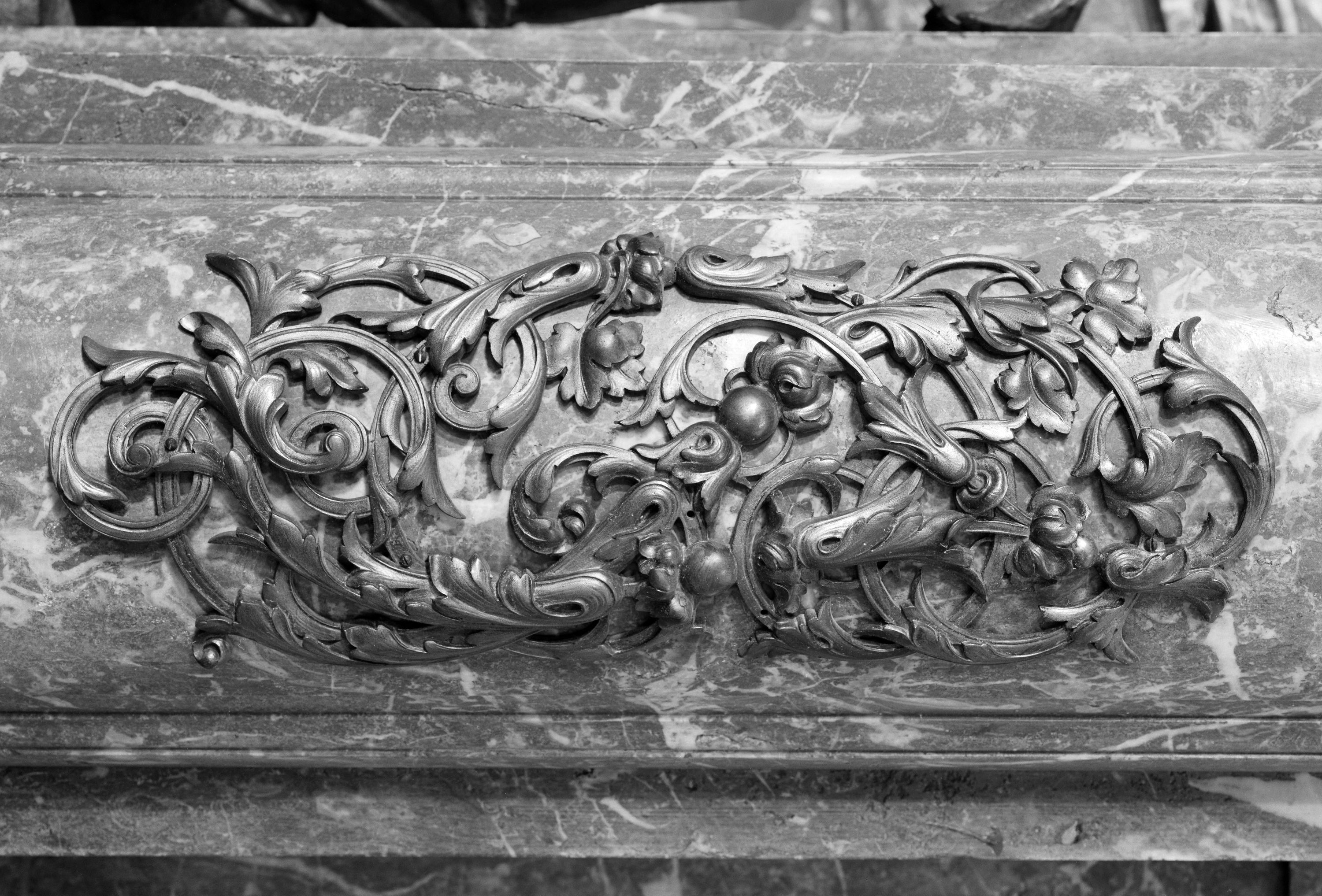 Stylobate, côté Vierge, motif en bronze.