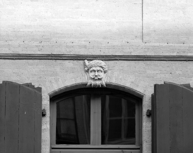 Elévation antérieure, 1er niveau, 2e fenêtre à partir de la gauche, mascaron.
