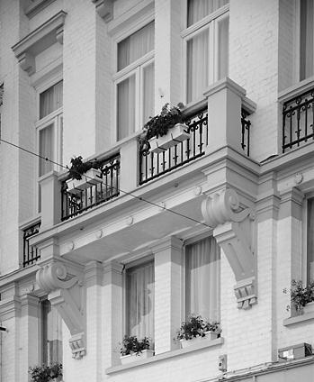 Façade, détail : balcon.