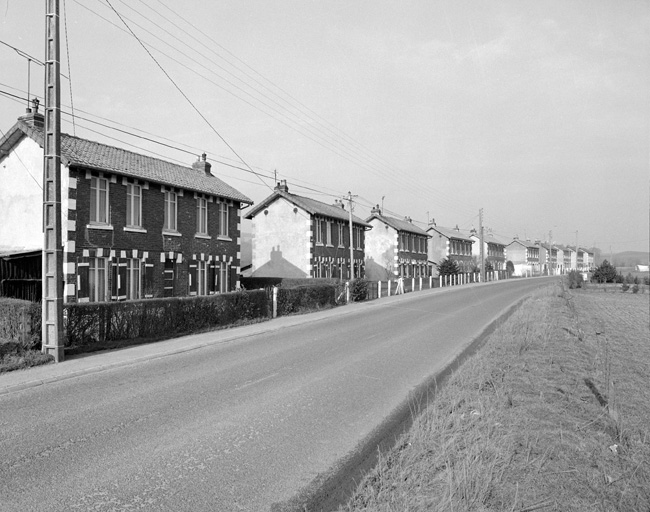 Vue générale de l'alignement de maisons sur voie.