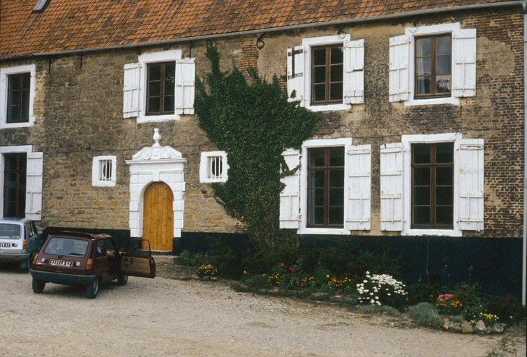 Logis, façades sur cour.