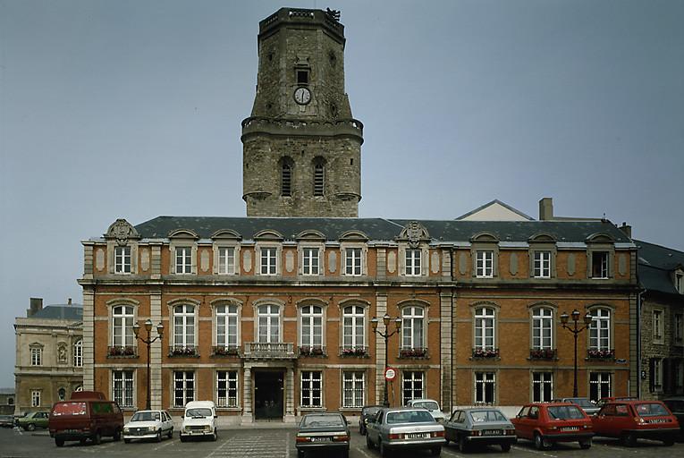 Façade sur place Godefroy de Bouillon.