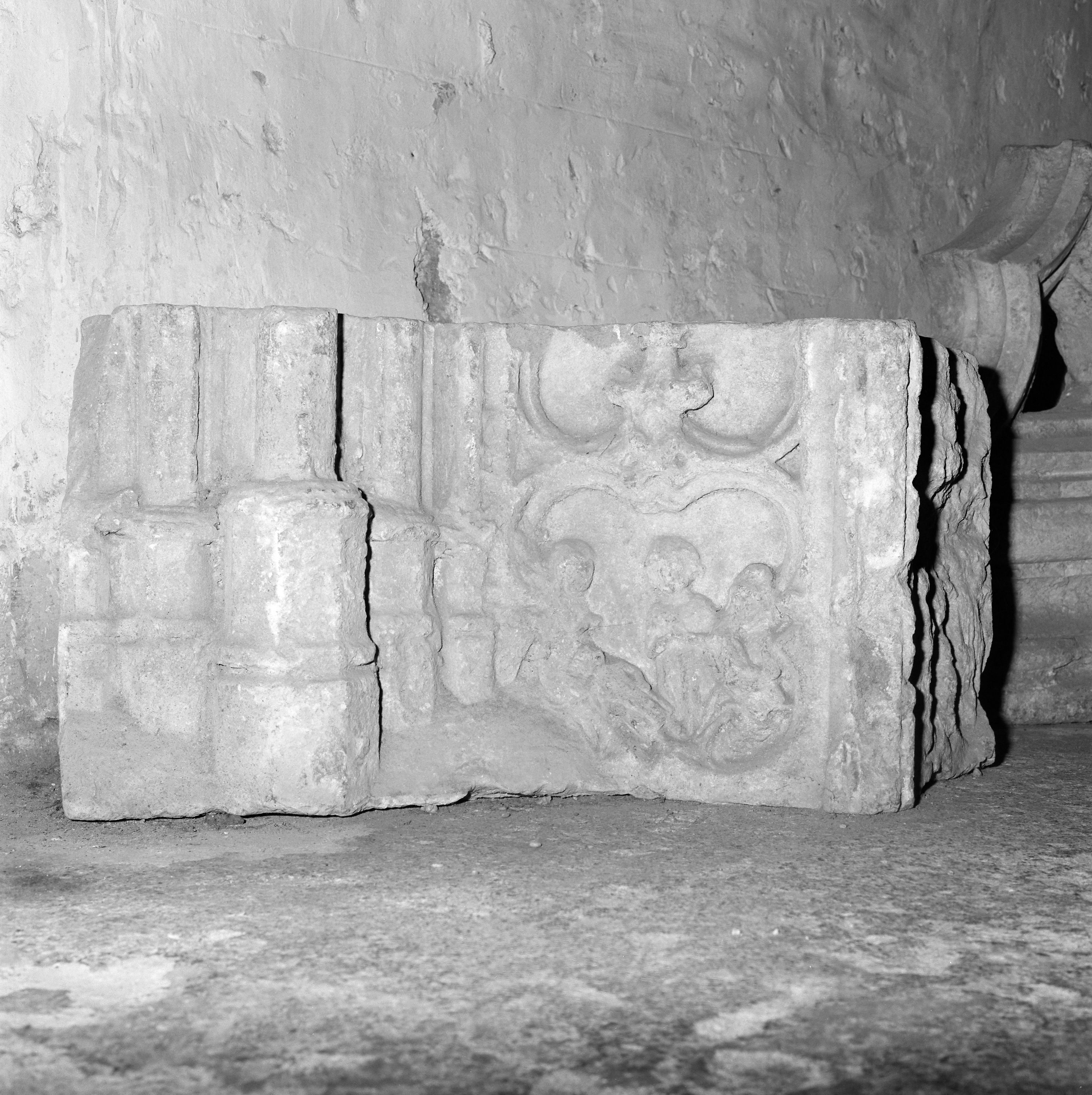 Fragment de piédroits à dextre du portail (?) : relief sculpté.