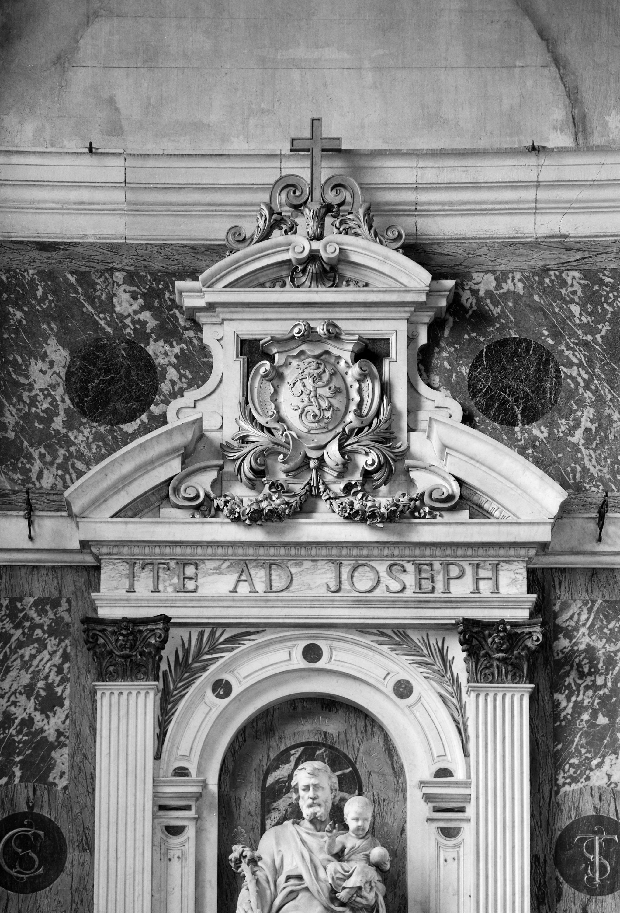Fronton, détail.